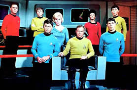 Star Trek stanowi sztandarowy przykład kosmicznej opery i wiele z zawartych w nim wątków pojawia się w utworach z tego podgatunku.